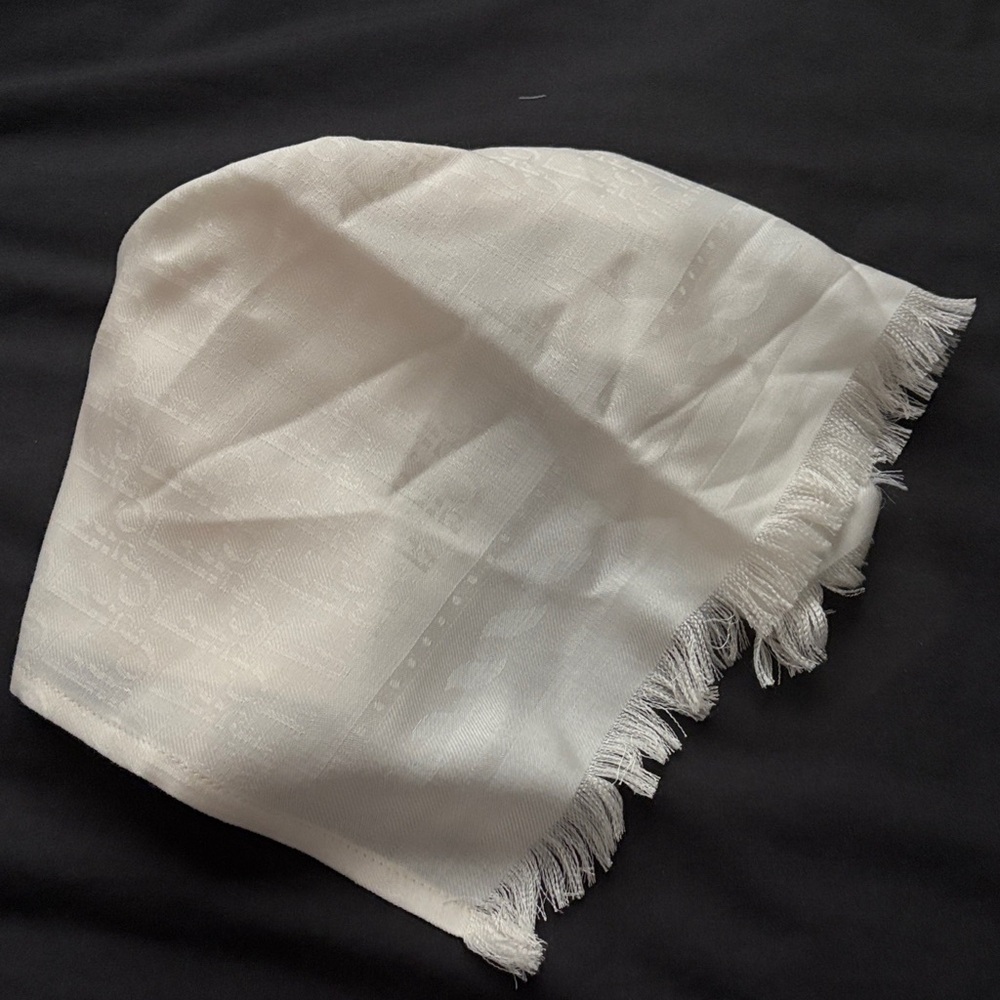 Elegant White Fringed Women's Scarf